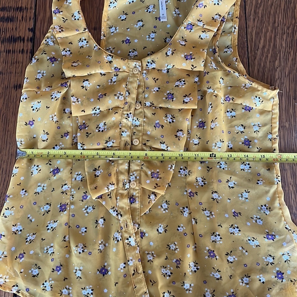 Flirty Summer Ruffly Sleeveless Top - Picture 4 of 8